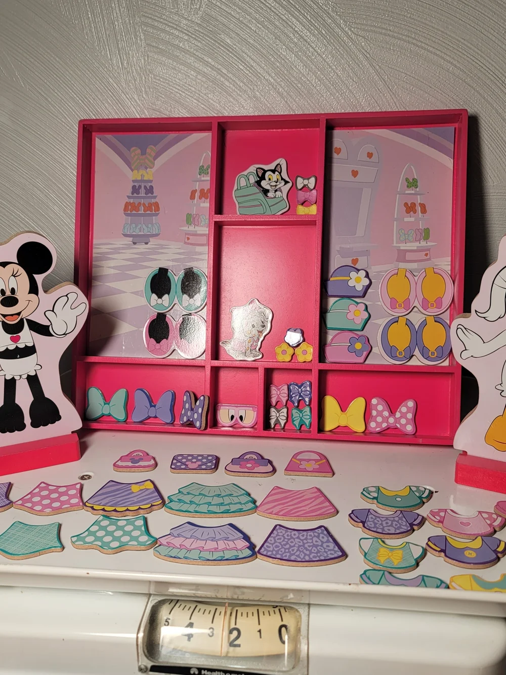 LN Disney Melissa & Doug Minnie & Daisy Wooden Magnetic Dress-Up Dolls With Tray